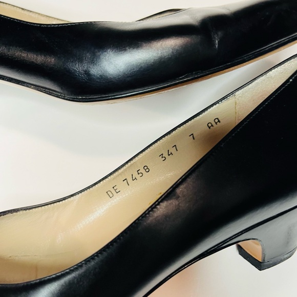 Salvatore Ferragamo Women’s Beautiful Classic 90’s Black Pump Heels Size 7AA - Picture 5 of 8